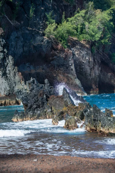 Bela praia oceânica com grandes rochas na costa e na água. Ondas no oceano. Férias de verão, férias. Red Sand Beach, Maui in em havaiano. — Fotografia de Stock