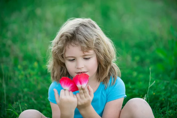 Egy kisfiú portréja a Summer Nature Parkban. Fogalom a gyerekek arcáról közelkép. Fejlövés gyermekek portré. — Stock Fotó