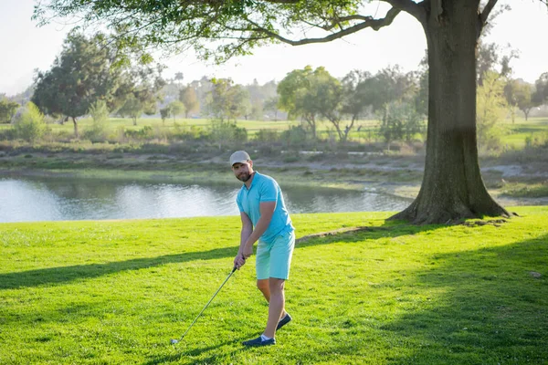 Golfista están jugando al golf en el campo de verano. —  Fotos de Stock