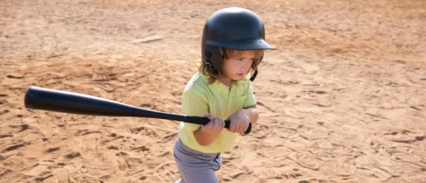 Παιδικός παίκτης του μπέιζμπολ συγκεντρωμένος έτοιμος να χτυπήσει. Παιδί που κρατάει ρόπαλο του μπέιζμπολ. — Φωτογραφία Αρχείου