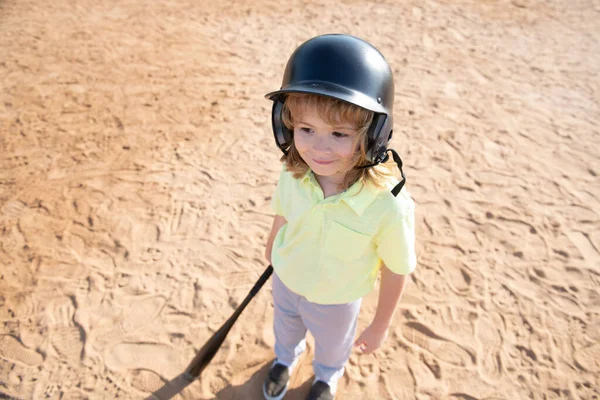 Divertente pastella bambino in procinto di colpire un lancio durante una partita di baseball. Pallone da baseball per bambini pronto a battere. Divertente bambino faccia. — Foto Stock