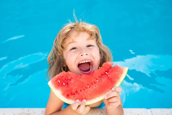 Roligt upphetsad barn äter vattenmelon nära poolen. — Stockfoto