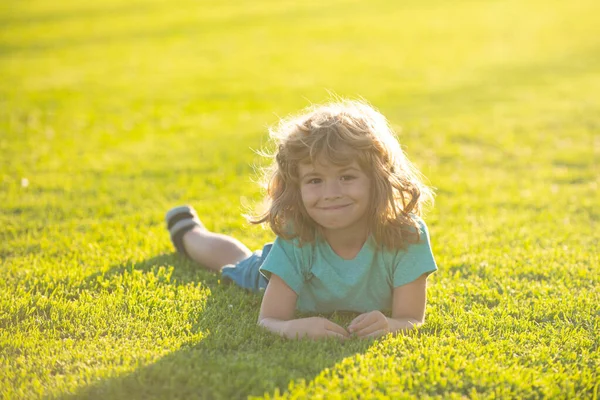 Vicces, boldog kisfiú szórakozik a parkban. A gyerek élvezi a természetet, gyermekkori koncepció. — Stock Fotó