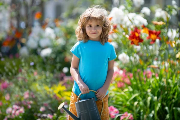 Amerykańskie dzieciństwo. Dziecko podlewa kwiaty w ogrodzie. Ogrodnictwo domowe — Zdjęcie stockowe