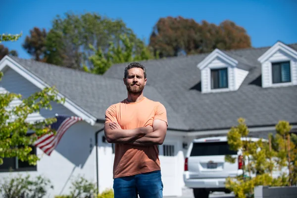 Affärsman utanför nära huset, hyr nytt hem. — Stockfoto