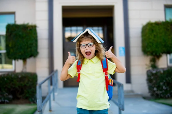 Il est prêt pour l'école. Elève écolier avec sac à dos extérieur. — Photo