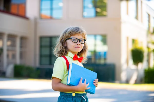 De vuelta a la escuela. Linda niña con mochila que va a la escuela con diversión. —  Fotos de Stock