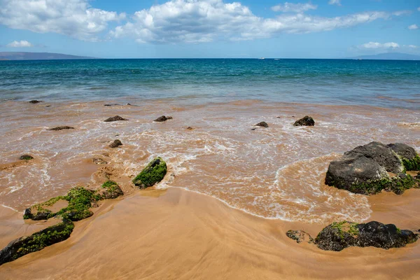 Fundo do mar, natureza da praia tropical de verão com raios de sol. Praia de areia, água do mar com espaço de cópia, conceito de férias de verão. — Fotografia de Stock