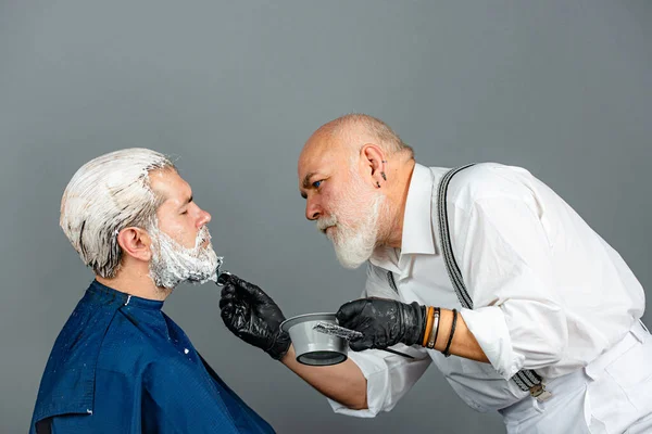 A colorir bigode. Cabeleireiro fazendo de uma cor tingida para o cara hipster. Processo de um homem com a coloração do cabelo no salão de cabeleireiro. — Fotografia de Stock