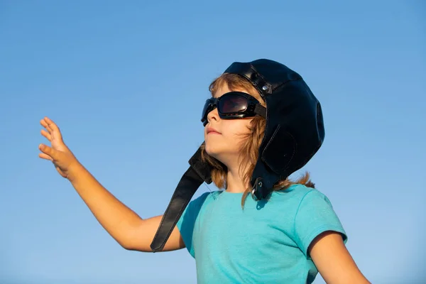 Ritratto di bambino carino con casco pilota e occhiali. I bambini sognano. Avvicinare la faccia dei ragazzi caucasici. Primo piano testa di bambino divertente. — Foto Stock