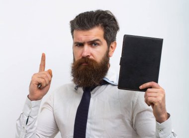 Genç iş adamı. İş, ofis, iş kavramı. Genç iş adamı, beyaz arka planda izole edilmiş. Sakallı neşeli mali danışmanın bir fikri var. Belge içeren dizini tutan yönetici.