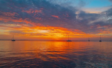 Denizde gün batımı. Sahilde gün doğumu, Bali. Renkli okyanus, doğa arkaplanı kopya alanı.