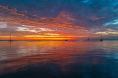 Denizin üzerinde gün doğumu ve güzel bulutlar. Renkli okyanus plajı gün batımı.