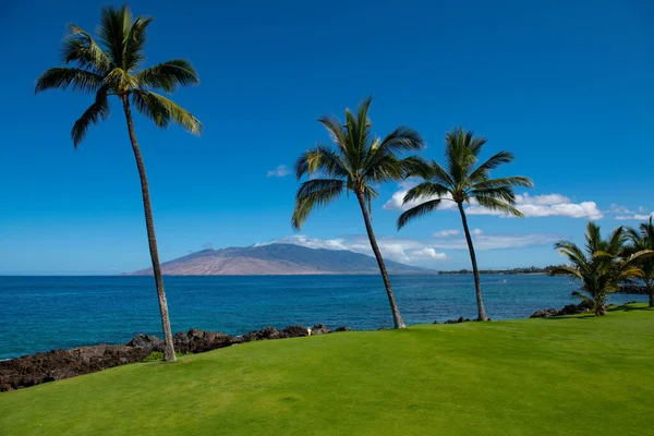 ビーチと熱帯の海。自然の海の風景背景. — ストック写真