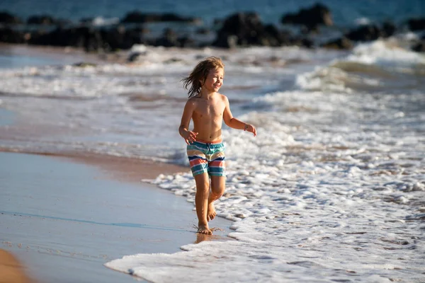 Ragazzo sulla costa. Ragazzino che gioca nell'oceano. Vacanze sul mare. Il bambino in onde. — Foto Stock