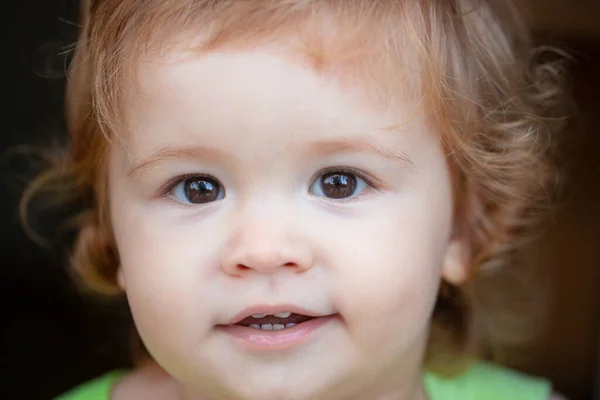 Gros plan macro portrait d'un bébé mignon. Concept d'enfance et de rôle parental. — Photo