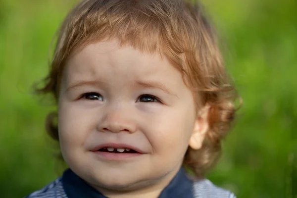 Portret van een schattig jongetje. Sluit Kaukasische kinderen gezicht. Close-up hoofd van grappige jongen. — Stockfoto