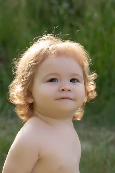 Kopf hoch. Kopfschuss aus nächster Nähe von Baby. Kindergesicht, kleines Jungen-Porträt im grünen Naturpark. — Stockfoto