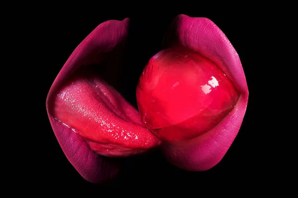 Close-up vrouwen zuigen en likken rode lolly. Lgbt, lgbtq spandoek. Zoenen door lolly. — Stockfoto