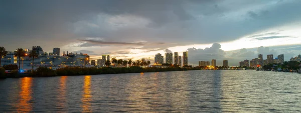 Вид на город Майами с залива Бискейн. — стоковое фото