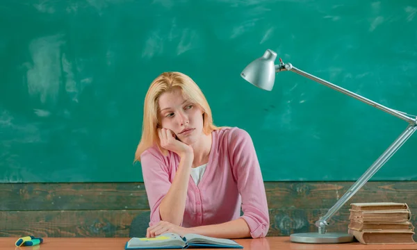 Shcool lärare i klassen på svarta tavlan bakgrund. Professionellt porträtt. — Stockfoto