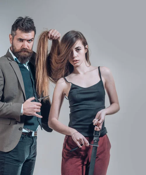 Parrucchiere fare taglio di capelli, taglio di capelli moda. Donna con i capelli lunghi allo studio di bellezza. Barbiere taglio capelli con forbici. — Foto Stock