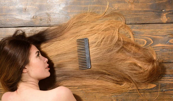 Gyönyörű fiatal nő csodálatos hosszú hajjal. — Stock Fotó