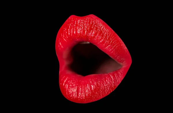 Chica boca abierta de cerca con lápiz labial rojo maquillaje. Belleza cara femenina. Maquillaje y cosméticos. Alta resolución. Brillo labial con labios rojos y maquillaje de moda. —  Fotos de Stock