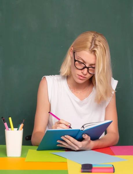 Seriös lärare i klassrummet på skolan. Flickelev eller kvinnlig lärare porträtt. Allvarlig idé. — Stockfoto