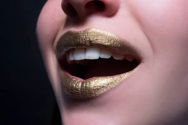 Sonrientes labios. Primer plano sexy hermosa hembra labios dorados aislados. Lápiz labial dorado. — Foto de Stock