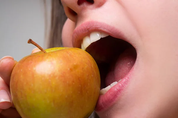 Muerde una manzana. Boca cerca. Mujer comiendo manzana, labios naturales. — Foto de Stock