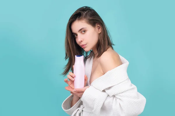 Salud concepto de cabello y belleza. Mujer sostener botella de champú y acondicionador. Mujer joven publicidad cuidado producto. —  Fotos de Stock