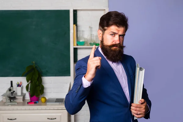 Hombre serio profesor profesor profesor estudiante de enseñanza en el aula. Retrato de profesor varón caucásico confiado en el aula. Hombre tutor o joven profesor. — Foto de Stock