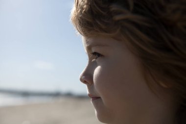 Kafkas çocuk portresi yakın plan. Çocuk yüzü.