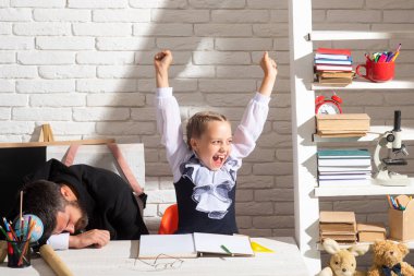 Yorgun öğretmen ve heyecanlı liseli kız. Çocukların eğitim ve öğrenim konsepti. Okulu bitir.