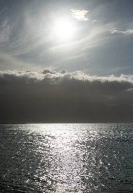 Plaj ve tropikal deniz arka planı. Yaz tatili kavramı.