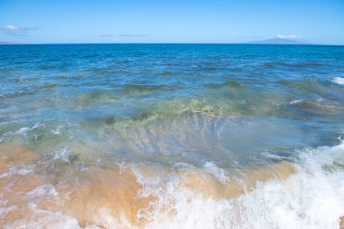 Yaz tatilinde seyahat, güneşli gökyüzü ile kumsalda konsept. Denizde tropik tatil manzarası. Deniz Burnu Doğası.