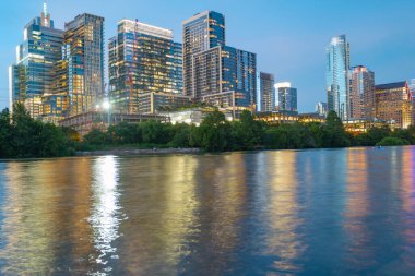 Austin, Teksas, ABD Colorado Nehri üzerinde ufuk çizgisi.