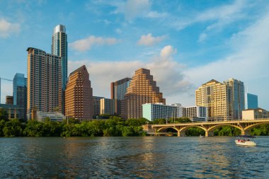 Austin, Teksas, ABD Colorado Nehri üzerinde ufuk çizgisi.