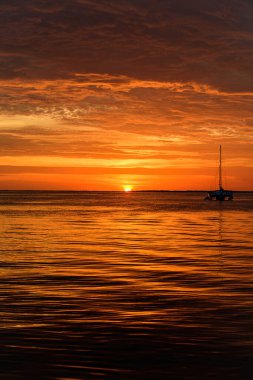 Yelkencilik ve yat. Gün batımında denize açılacağız. Yelkenli yelkenliler. Okyanus suyu.