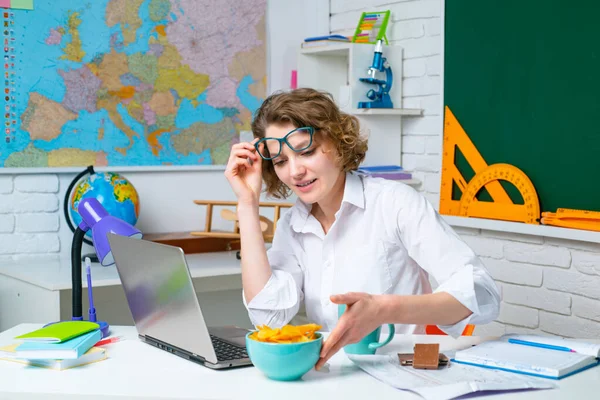 De leraar in de klas op schoolbord achtergrond. Onderwijs- en mensenleerconcept. — Stockfoto