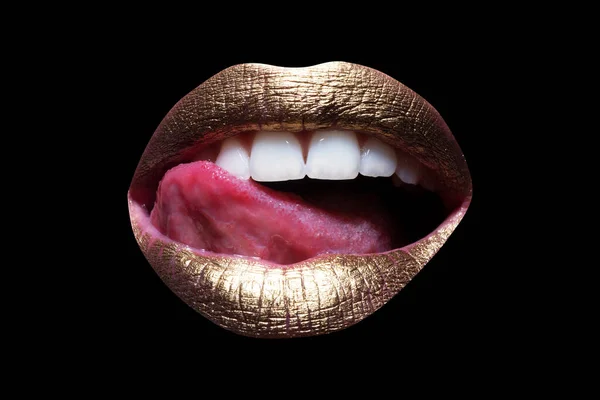 Labios sexy. Primer plano sexy hermosa hembra labios dorados aislados. Lápiz labial dorado. Belleza moda labios de oro maquillaje, boca sexy primer plano. Lápiz labial. Maquillaje profesional. — Foto de Stock