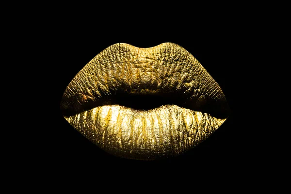 Arany ajkak. A nő aranyszínű rúzzsal a száján közeledik. Csillogó, fényes ajkak harapdálása. — Stock Fotó