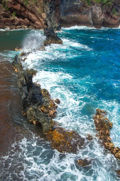 Red Sand Beach, Maui em Havaiano. Ondas oceânicas e rocha. — Fotografia de Stock