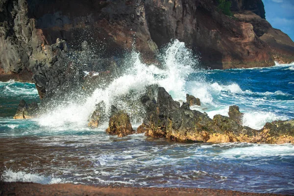 Onda atingiu a rocha na praia, água do mar respingo no mar. A paisagem marinha. Splashes das ondas batendo contra a costa rochosa. — Fotografia de Stock