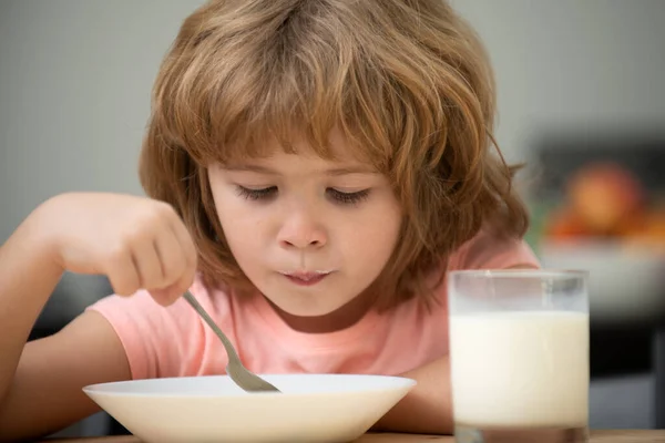 Dziecko jedzące zdrowe jedzenie. słodkie mały chłopiec mając zupa dla lunch. — Zdjęcie stockowe