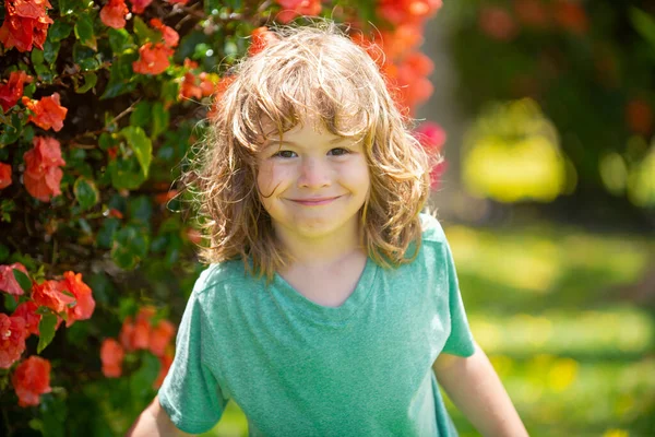 Dětský portrét, zblízka hlava roztomilé dítě v letním přírodním parku. — Stock fotografie