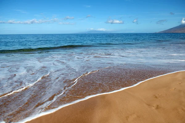 Spiaggia tropicale con sabbia marina in vacanza estiva. — Foto Stock