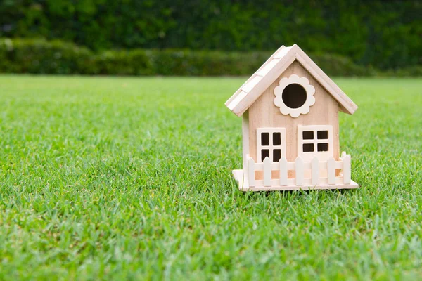 Bienes raíces, valor de la vivienda, alquiler o compra de propiedad, inversión y concepto de hipoteca. Concepto de seguro doméstico. — Foto de Stock