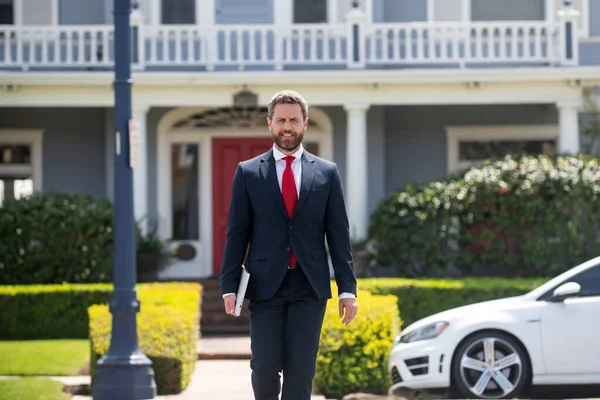 Porträt eines selbstbewussten männlichen Immobilienmaklers. Geschäftsmann Immobilienmakler oder Rechtsanwalt mit städtischem Hintergrund. — Stockfoto